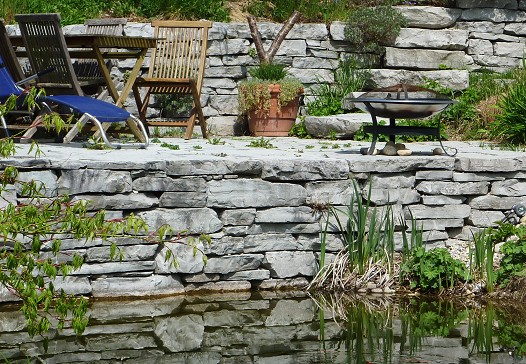 Mit Trockenmauern angelegter Hanggarten