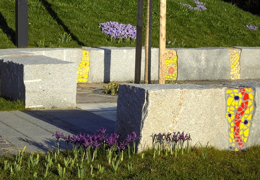 Natursteinsitzblöcke im Frühjahr